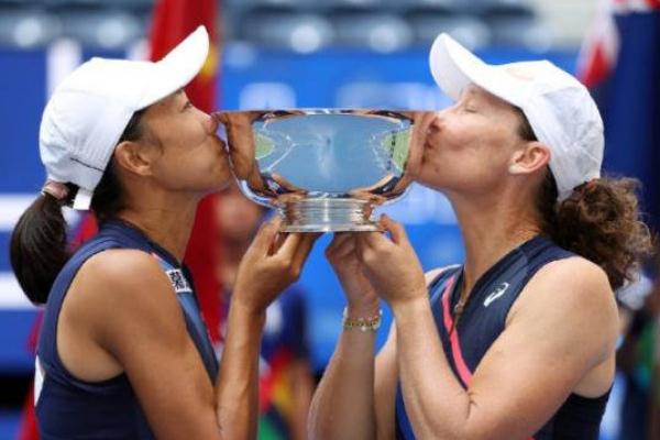 打網(wǎng)球?yàn)槭裁匆┤棺?張帥美網(wǎng)女雙奪冠創(chuàng)6紀(jì)錄