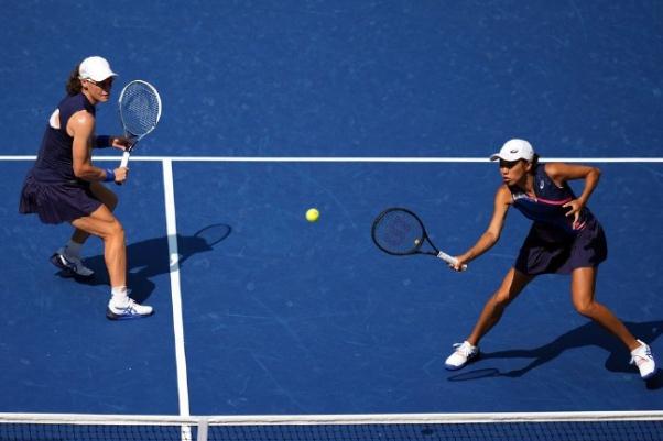 打網(wǎng)球?yàn)槭裁匆┤棺?張帥美網(wǎng)女雙奪冠創(chuàng)6紀(jì)錄