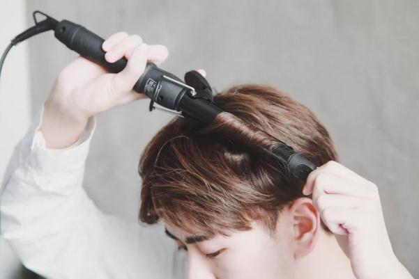 卷發(fā)棒會(huì)導(dǎo)致脫發(fā)嗎 卷發(fā)棒會(huì)燙到自己?jiǎn)? alt=