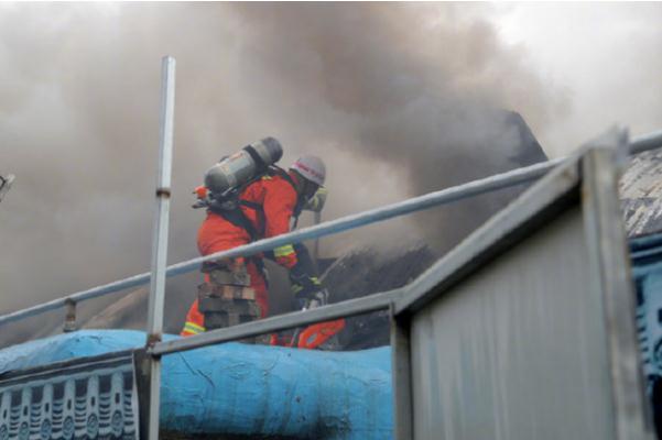 火災(zāi)逃生方法 火災(zāi)過程中產(chǎn)生大量的什么氣體 火災(zāi)逃生方法 火災(zāi)過程中產(chǎn)生大量的什么氣體