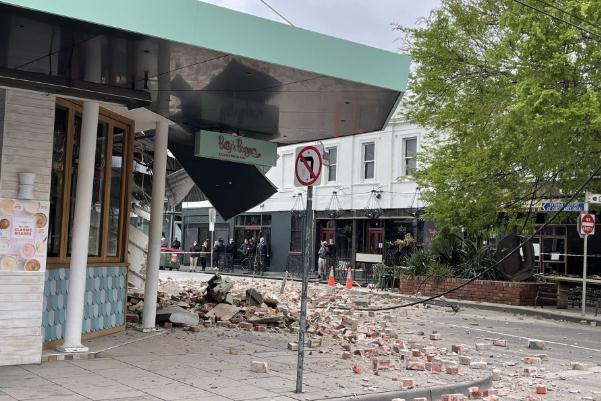 地震要準備什么物品 地震要不要跑出去 地震要準備什么物品 地震要不要跑出去