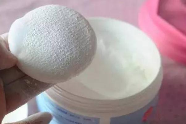 爽身粉的作用 爽身粉可以擦頭發(fā)上嗎 爽身粉的作用 爽身粉可以擦頭發(fā)上嗎