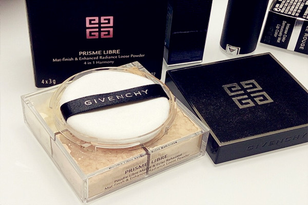 紀(jì)梵希散粉跟花西子散粉哪個好 花西子散粉與紀(jì)梵希散粉的對比差異 紀(jì)梵希散粉跟花西子散粉哪個好 花西子散粉與紀(jì)梵希散粉的對比差異