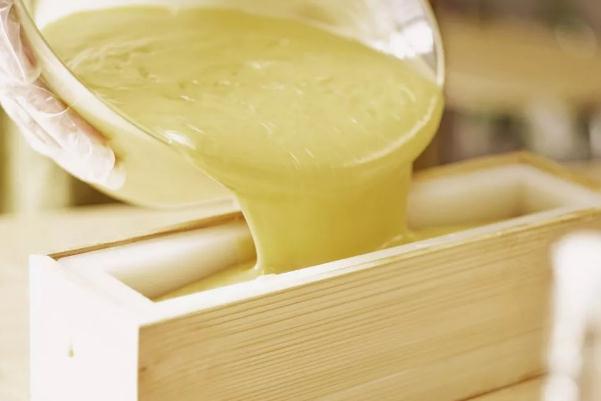 用手工皂洗臉毛孔會(huì)變大嗎 用手工皂洗臉后臉干 用手工皂洗臉毛孔會(huì)變大嗎 用手工皂洗臉后臉干