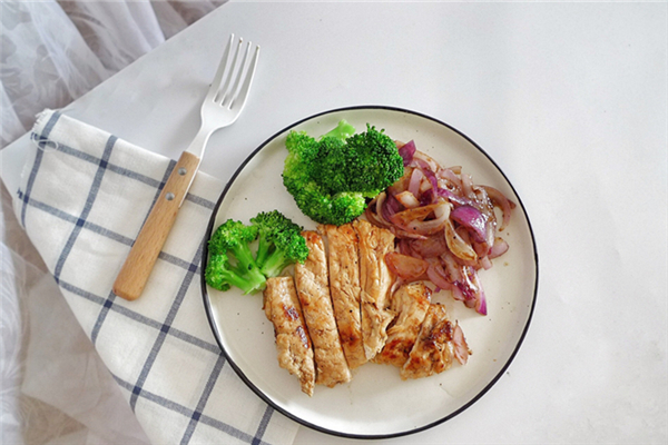 雞胸肉的營養(yǎng)嗎 雞胸肉的功效和作用 雞胸肉的營養(yǎng)嗎 雞胸肉的功效和作用