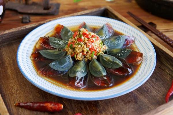 皮蛋可以和螃蟹一起吃嗎 皮蛋可以經(jīng)常吃嗎 皮蛋可以和螃蟹一起吃嗎 皮蛋可以經(jīng)常吃嗎