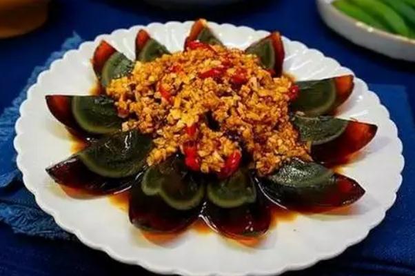 皮蛋可以和螃蟹一起吃嗎 皮蛋可以經(jīng)常吃嗎 皮蛋可以和螃蟹一起吃嗎 皮蛋可以經(jīng)常吃嗎