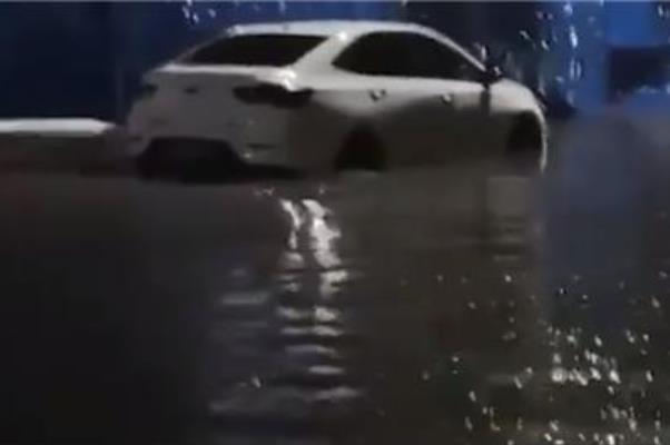 下暴雨會(huì)停電嗎 下暴雨對(duì)汽車有傷害嗎 下暴雨會(huì)停電嗎 下暴雨對(duì)汽車有傷害嗎