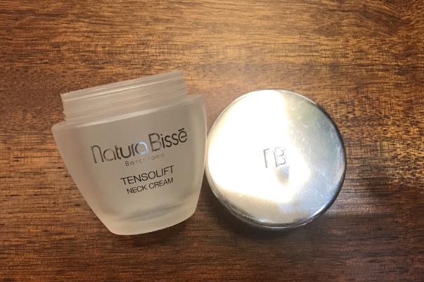 頸霜用了要洗嗎 頸霜的功效和作用 頸霜用了要洗嗎 頸霜的功效和作用