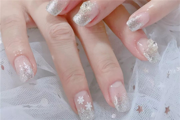 美甲后指甲發(fā)綠怎么回事 美甲后怎么保護(hù)指甲 美甲后指甲發(fā)綠怎么回事 美甲后怎么保護(hù)指甲