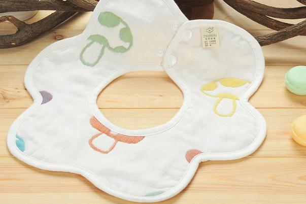 嬰兒圍兜是防水的好還是不防水的 圍兜和口水巾的區(qū)別 嬰兒圍兜是防水的好還是不防水的 圍兜和口水巾的區(qū)別