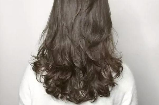 冷燙完頭發(fā)幾天可以洗頭 燙發(fā)對(duì)頭皮的傷害是永久的嗎 冷燙完頭發(fā)幾天可以洗頭 燙發(fā)對(duì)頭皮的傷害是永久的嗎