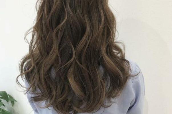 冷燙會導致脫發(fā)嗎 冷燙對頭發(fā)的傷害大嗎 冷燙會導致脫發(fā)嗎 冷燙對頭發(fā)的傷害大嗎