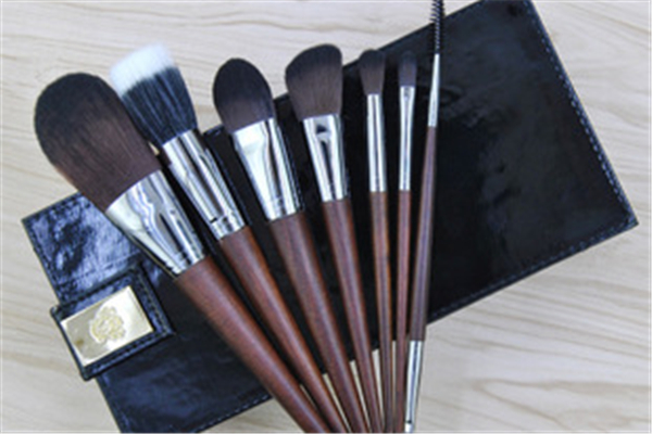 粉底刷會把毛孔刷大嗎 粉底刷對皮膚有害嗎 粉底刷會把毛孔刷大嗎 粉底刷對皮膚有害嗎