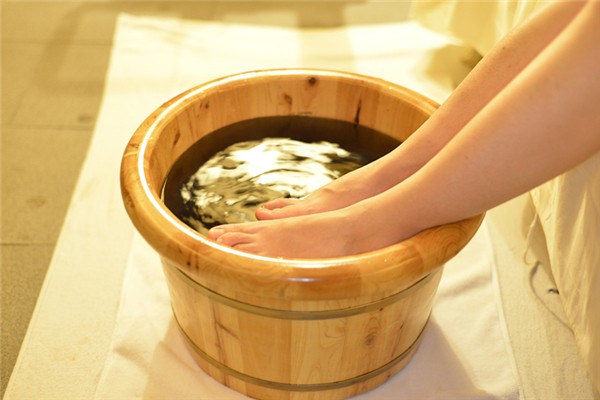 腳涼是什么原因引起的 腳涼是腎陰虛還是腎陽虛 腳涼是什么原因引起的 腳涼是腎陰虛還是腎陽虛