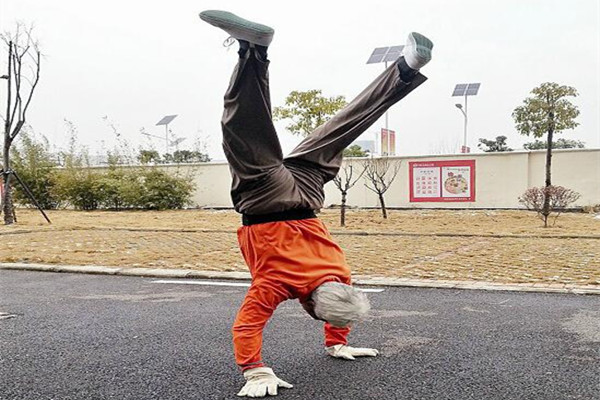 倒立是早上好還是晚上好 倒立能練腹肌嗎 倒立是早上好還是晚上好 倒立能練腹肌嗎