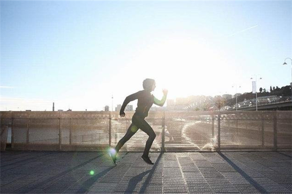 晨跑要涂抹防曬嗎 晨跑曬黑了該怎么辦 晨跑要涂抹防曬嗎 晨跑曬黑了該怎么辦