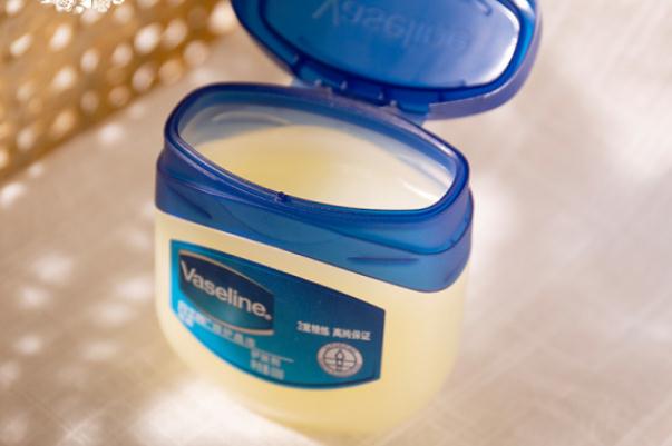 凡士林對濕疹有效嗎 濕疹患者可以用凡士林嗎 凡士林對濕疹有效嗎 濕疹患者可以用凡士林嗎