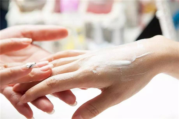 手部精華液有用嗎 手部精華液哪個(gè)牌子的好 手部精華液有用嗎 手部精華液哪個(gè)牌子的好