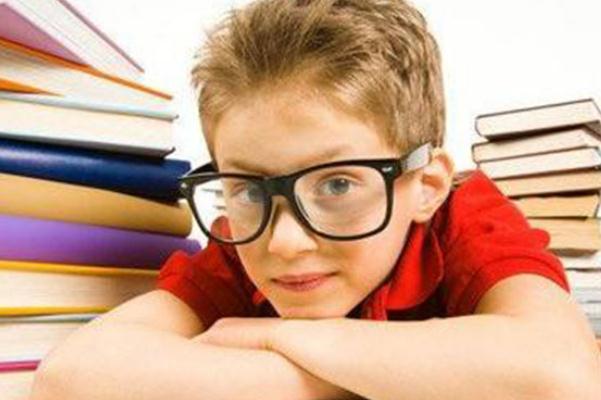 兒童近視有必要半年復(fù)查一下 兒童近視有閃光什么意思 兒童近視有必要半年復(fù)查一下 兒童近視有閃光什么意思