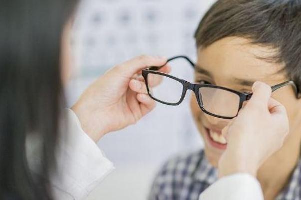 兒童近視要做哪些檢查 兒童近視要不要天天戴眼鏡 兒童近視要做哪些檢查 兒童近視要不要天天戴眼鏡
