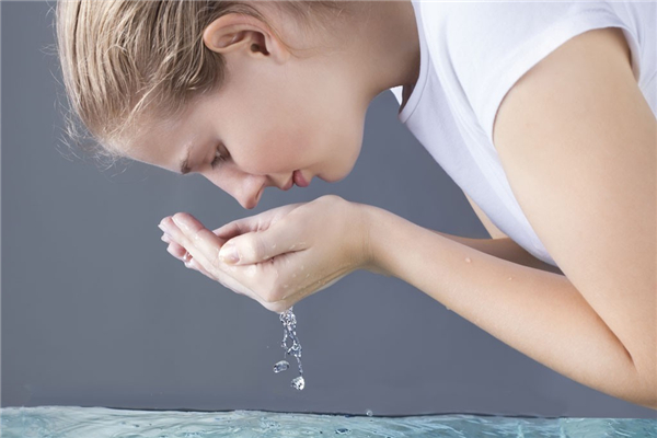 洗臉用毛巾好還是一次性洗臉巾好 用什么洗臉對皮膚好 洗臉用毛巾好還是一次性洗臉巾好 用什么洗臉對皮膚好