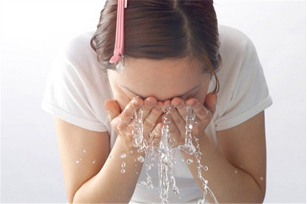 洗臉用香皂好還是洗面奶好 洗臉用什么洗面奶好 洗臉用香皂好還是洗面奶好 洗臉用什么洗面奶好