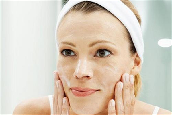 洗臉可以加鹽嗎 洗臉加鹽有什么好處 洗臉可以加鹽嗎 洗臉加鹽有什么好處