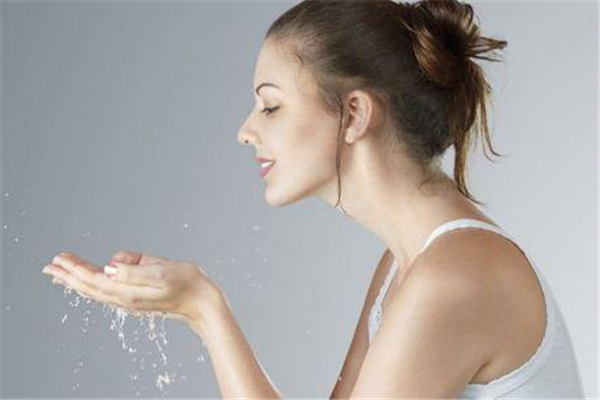 洗臉用毛巾好還是一次性洗臉巾好 用什么洗臉對皮膚好 洗臉用毛巾好還是一次性洗臉巾好 用什么洗臉對皮膚好