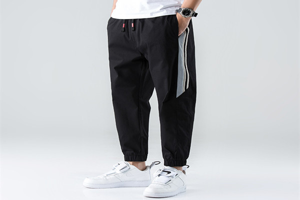 工裝褲什么人適合穿 工裝褲搭配什么上衣好看 工裝褲什么人適合穿 工裝褲搭配什么上衣好看