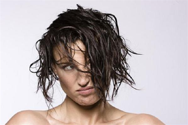 油性頭發(fā)一天不洗就很油怎么辦 油性頭發(fā)一天洗兩次合適嗎 油性頭發(fā)一天不洗就很油怎么辦 油性頭發(fā)一天洗兩次合適嗎