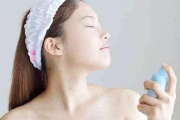 補水噴霧要拍打嗎 保濕噴霧噴后需要擦干嗎 補水噴霧要拍打嗎 保濕噴霧噴后需要擦干嗎