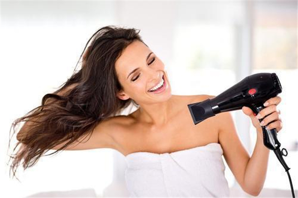 濕著頭發(fā)睡覺(jué)會(huì)頭疼嗎 濕著頭發(fā)睡覺(jué)睡覺(jué)的壞處 濕著頭發(fā)睡覺(jué)會(huì)頭疼嗎 濕著頭發(fā)睡覺(jué)睡覺(jué)的壞處