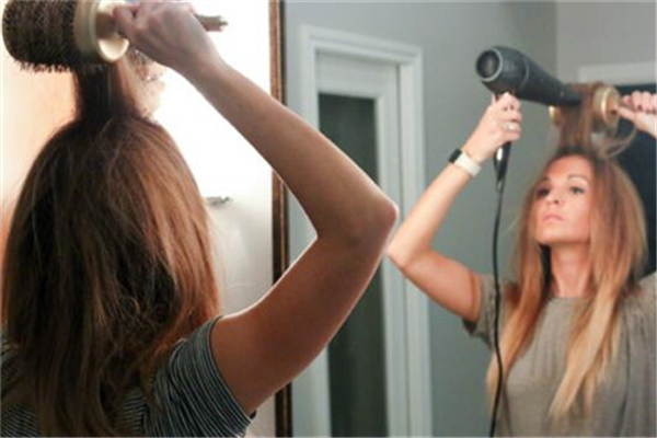 濕著頭發(fā)睡覺(jué)會(huì)頭疼嗎 濕著頭發(fā)睡覺(jué)睡覺(jué)的壞處 濕著頭發(fā)睡覺(jué)會(huì)頭疼嗎 濕著頭發(fā)睡覺(jué)睡覺(jué)的壞處