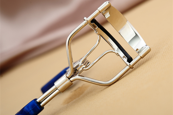 睫毛夾對(duì)睫毛有害嗎 睫毛夾把睫毛夾斷了還會(huì)在長(zhǎng)嗎 睫毛夾對(duì)睫毛有害嗎 睫毛夾把睫毛夾斷了還會(huì)在長(zhǎng)嗎