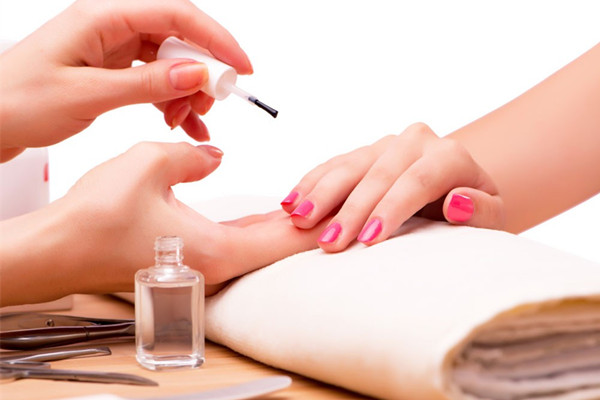 涂指甲油為什么要涂底油 涂指甲油要照燈嗎 涂指甲油為什么要涂底油 涂指甲油要照燈嗎
