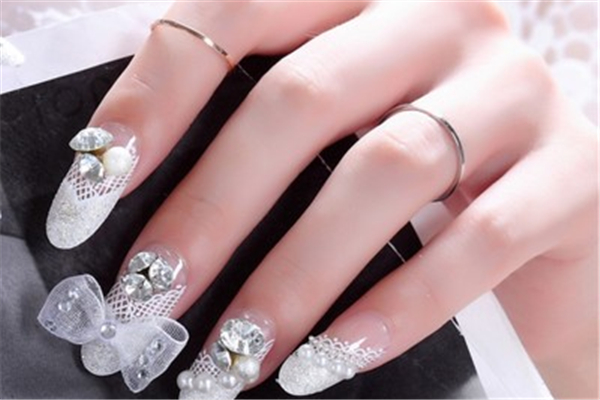 甲片貼的太緊指甲疼怎么辦 甲片貼上之后一按指甲就疼 甲片貼的太緊指甲疼怎么辦 甲片貼上之后一按指甲就疼