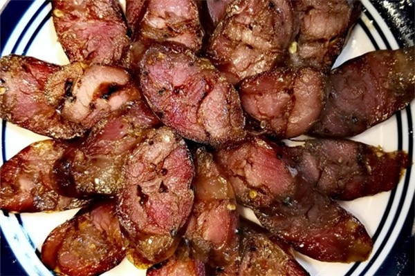 香腸曬到什么程度就可以吃了 香腸為什么要晾曬 香腸曬到什么程度就可以吃了 香腸為什么要晾曬