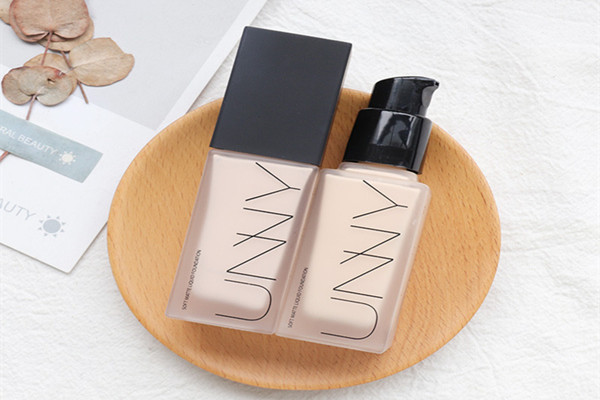 粉底液和素顏霜有啥區(qū)別 粉底液可以和素顏霜一起用嗎 粉底液和素顏霜有啥區(qū)別 粉底液可以和素顏霜一起用嗎