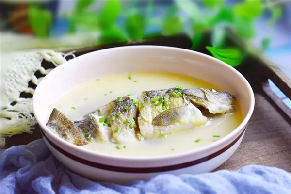 鯽魚(yú)的熱量高嗎 鯽魚(yú)適合減肥吃嗎 鯽魚(yú)的熱量高嗎 鯽魚(yú)適合減肥吃嗎