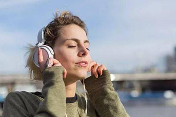 長(zhǎng)期戴耳機(jī)會(huì)造成聽力損傷嗎 長(zhǎng)期戴耳機(jī)會(huì)引起中耳炎嗎 長(zhǎng)期戴耳機(jī)會(huì)造成聽力損傷嗎 長(zhǎng)期戴耳機(jī)會(huì)引起中耳炎嗎