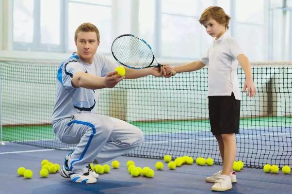 打網(wǎng)球要穿什么鞋 打網(wǎng)球要學多久 打網(wǎng)球要穿什么鞋 打網(wǎng)球要學多久