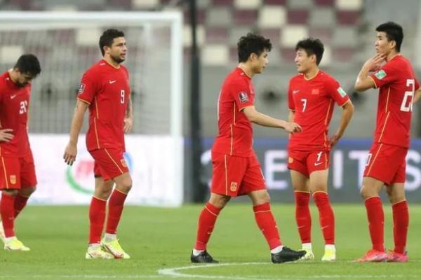 踢足球要具備什么條件 國足飛赴阿聯(lián)酋沙迦備戰(zhàn)12強(qiáng)賽 踢足球要具備什么條件 國足飛赴阿聯(lián)酋沙迦備戰(zhàn)12強(qiáng)賽