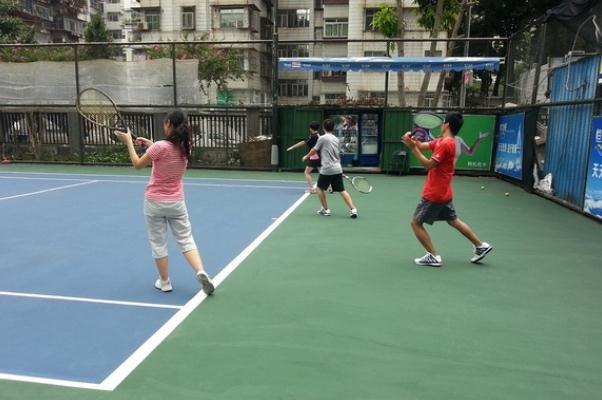 打網(wǎng)球會讓手臂變粗嗎 打網(wǎng)球?qū)曈泻锰巻? alt=