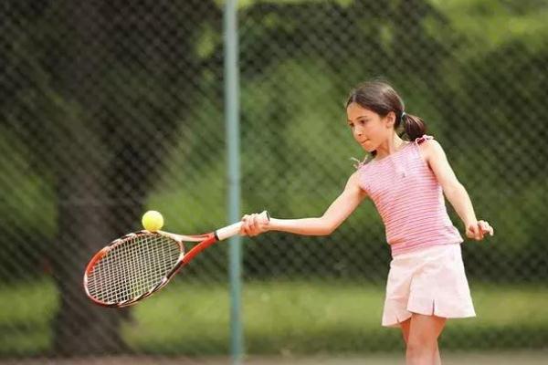 打網(wǎng)球會讓手臂變粗嗎 打網(wǎng)球?qū)曈泻锰巻? alt=