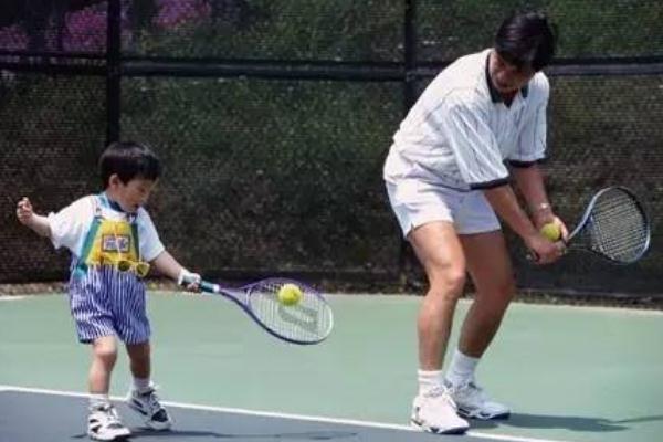 打網(wǎng)球是有氧還是無(wú)氧 打網(wǎng)球是劇烈運(yùn)動(dòng)嗎 打網(wǎng)球是有氧還是無(wú)氧 打網(wǎng)球是劇烈運(yùn)動(dòng)嗎