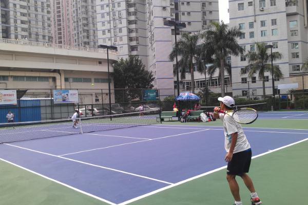 打網(wǎng)球要注意什么 打網(wǎng)球要戴護(hù)腕嗎 打網(wǎng)球要注意什么 打網(wǎng)球要戴護(hù)腕嗎