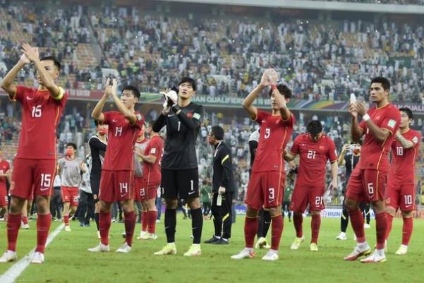 踢足球要具備什么條件 國足飛赴阿聯(lián)酋沙迦備戰(zhàn)12強(qiáng)賽 踢足球要具備什么條件 國足飛赴阿聯(lián)酋沙迦備戰(zhàn)12強(qiáng)賽