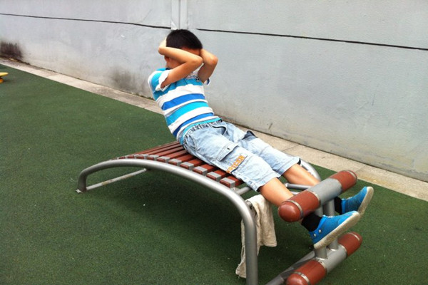 仰臥起坐必須抱頭嗎 仰臥起坐抱頭有什么危害 仰臥起坐必須抱頭嗎 仰臥起坐抱頭有什么危害