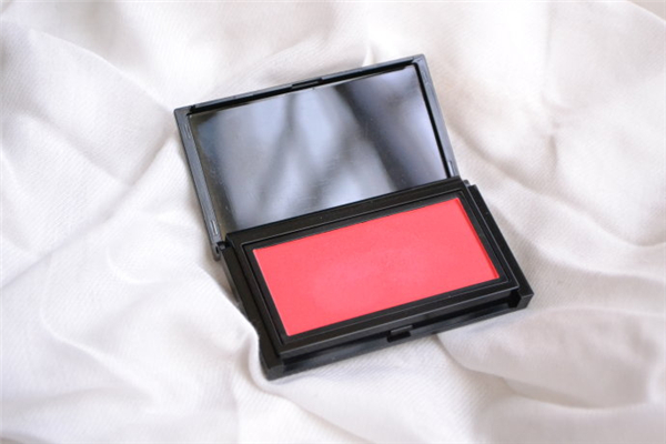 腮紅是粉狀好還是膏狀好 腮紅買(mǎi)多少錢(qián)合適 腮紅是粉狀好還是膏狀好 腮紅買(mǎi)多少錢(qián)合適